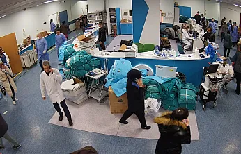 Deprem Anında Kaçmadılar, Hastaya Siper Oldular