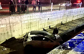 Direksiyon Hakimiyetini Kaybeden Sürücü Sulama Kanalına Uçtu