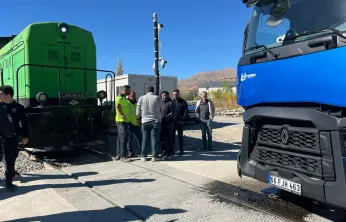 Doğanşehir'de Hemzemin Geçit Kazası: Tren ve Tır Çarpıştı, Maddi Hasar Oluştu