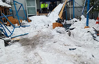 Doğanşehir'de Kar Yağışı Nedeniyle Sundurma Çöktü