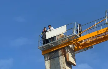 Doğanşehir'de Maaşlarını Alamayan İnşaat İşçileri Kule Vinçe Çıktı