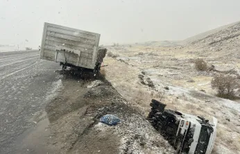 Doğanşehir'de Tır Şarampole Devrildi: 1 Yaralı