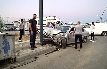 DSİ Kavşağında U Dönüşü Kazası: 2 Yaralı