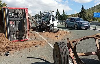 Elazığ-Malatya Yolunda Minibüs Traktöre Çarptı: 1 Yaralı