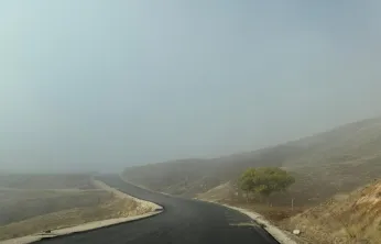 Elazığ Tepeköy Mevkii'nde Asfalt Çalışmaları Çizgisiz Trafiğe Açıldı: Sürücüler Risk Altında