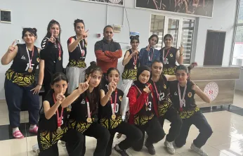 Gazi Ortaokulu Yıldız Kızlar Voleybolda Grup Şampiyonu