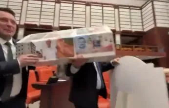 Genel Kurul'da Gergin Anlar: Maket Tabut Tartışması Gölgesinde Emekli Düzenlemesi Geçti