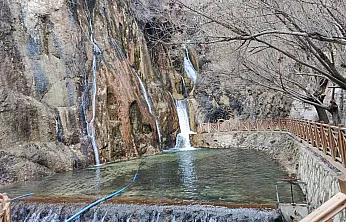 Günpınar Şelalesi, Bahar Güneşinde Ziyaretçilerini Ağırladı
