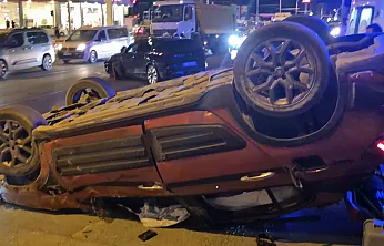 Hava Lojmanları Kavşağı'nda İki Otomobil Çarpıştı: 2 Yaralı