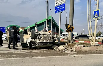 Hava Lojmanları Kavşağında Feci Çarpışma: Araç Ters Döndü, 5 Yaralı