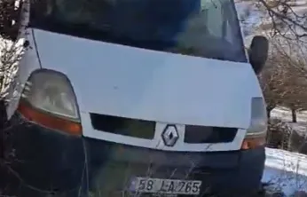 Hekimhan Kurşunlu'da Yıllardır Değişmeyen Tehlike: Minibüs Bahçeye Uçmaktan Kurtuldu