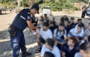 İki Haftada 2.386 Düzensiz Göçmen ve 69 Organizatör Yakalandı