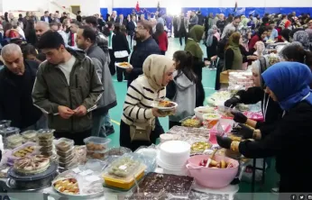 İmam hatip lisesinin Gazze için açtığı hayır çarşısına yoğun ilgi