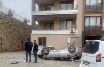 Kadın Sürücünün Aracı Kontrolden Çıktı: Yüksekten Düşen Otomobil Ters Döndü