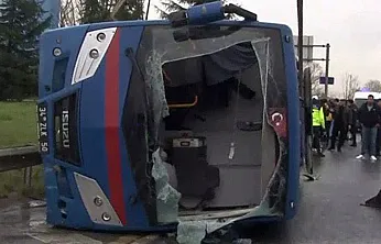 Kağıthane'de cezaevi nakil aracı devrildi: 19 yaralı