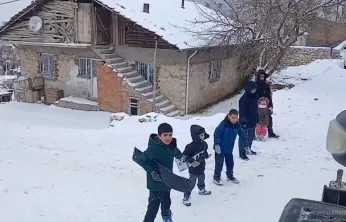 Kar Keyfi İçin Sokak Kapandı: İş Makinesine Çocuk Engeli