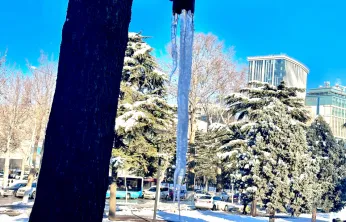 Kar Yağışı Sonrası Malatya'da Buz Sarkıtları Vatandaşları Tehdit Ediyor