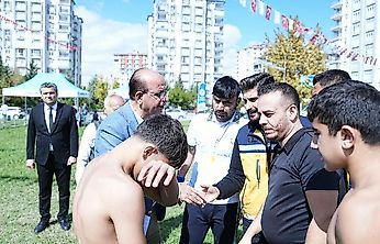 Karakucak Güreşlerinde Duyarlı Davranış: Başkan Geçit Sakatlanan Sporcularla İlgilendi