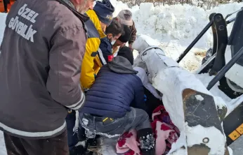 Karda mahsur kalan araç ve vatandaşlar kurtarıldı