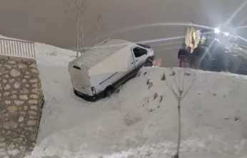 Kernek'te Kurtarma Çalışması Kaza ile Sonuçlandı: Minibüs Yerden Çakıldı