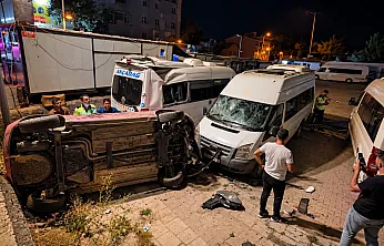 Kontrolden Çıkan Otomobil 3 Minibüse Çarparak Takla Attı