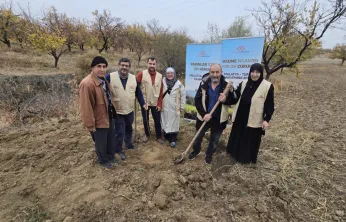 Malatya Çiftçisine Umut: Avusturya Gönüllülerinden Kayısı Fidanı Desteği