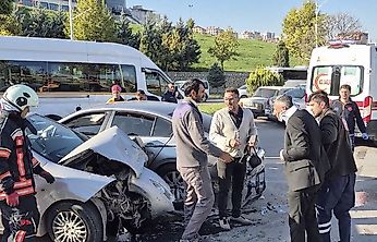 Malatya Çöşnük Kavşağı'nda Zincirleme Kaza: 6 Araç Hasar Gördü