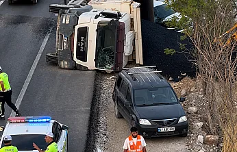 Malatya'da Asfalt Yüklü Kamyon Devrildi: 1 Ağır Yaralı