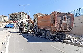 Malatya'da Feci Kaza! Freni Boşalan Kamyon Karşı Şeride Geçti