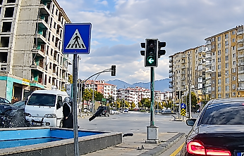 Malatya'da Korkutan Kaza Kamerada: İki Kadın Kıl Payı Kurtuldu, 1 Yaralı