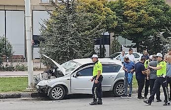 Malatya'da otomobil trambüs direğine çarptı: 2'si çocuk 4 yaralı