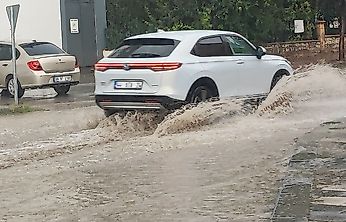 Malatya'da şiddetli yağış yolları göle çevirdi