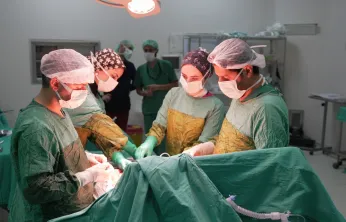 Malatya'da Zorlu Ameliyat: Böbrek ve Böbrek Üstü Bezindeki Dev Tümör Alındı