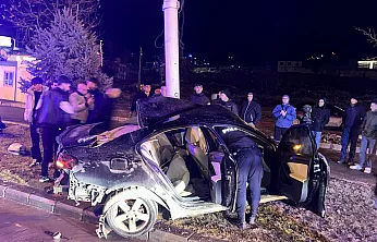 Malatya–Elazığ karayolunda otomobil Trambüs direğine çarptı: 1 yaralı