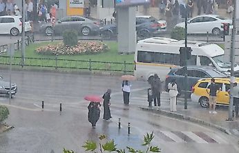 Meteoroloji'den Peş Peşe Uyarılar: Sel, Hortum ve Fırtına Riski