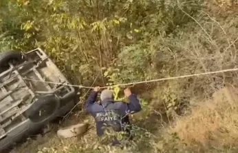 Minibüs şarampole yuvarlandı: 3 yaralı