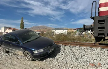 Mucize Kurtuluş! Lokomotifin Çarptığı Araçtan Sağ Çıktılar