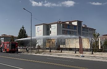 Okul Bahçesinde Çıkan Yangın Korkuttu
