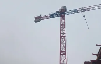 Paralarını Alamayan İşçiler İsyan Edip Kule Vinçe Çıktı