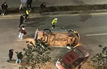 Park Halindeki Araca Çarpan Otomobil Ters Döndü: Sürücü Kaçtı