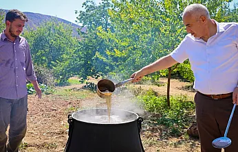 Pütürge Kırmızısı üzümü pekmeze dönüşüyor