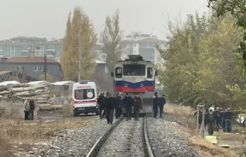 Rayların Üzerine Düşen Yaşlı Adam Tren Altında Kaldı