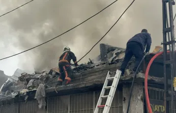 Sanayi Bölgesinde Panik: Çatı Yangını Gökyüzünü Aydınlattı
