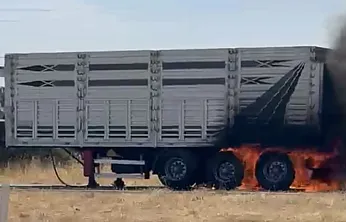 Seyir Halindeki Tırın Dorsesi Alev Aldı