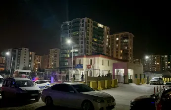 Silahlı saldırı sonrası karakol önünde kan aktı: 2 kişi bıçaklandı