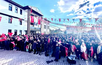 Soğuğa Rağmen Binlerce Kişi Göçer İçin Toplandı