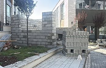 Valilik Kararıyla Duvarlar Kaldırıldı: Çarşıda Yeşil Alan Korundu