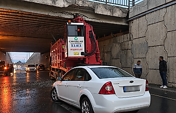 Vinç Köprüye Çarptı, Otomobil Arkadan Vurdu: 2 Yaralı
