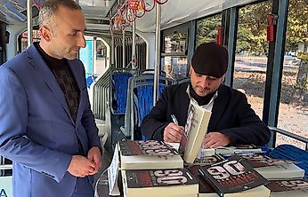 Yazar Ramazan Özer'den Trambüste Farkındalık Etkinliği