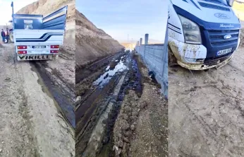 Yeşilyurt'ta Atık Skandalı: Çamura Saplanan Araçta Maddi Hasar Oluştu